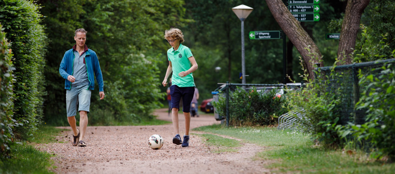 RCN-Vakantiepark-de-Noordster-vader-en-zoon-voetballen RCN-Vakantiepark-de-Noordster-vader-en-zoon-voetballen